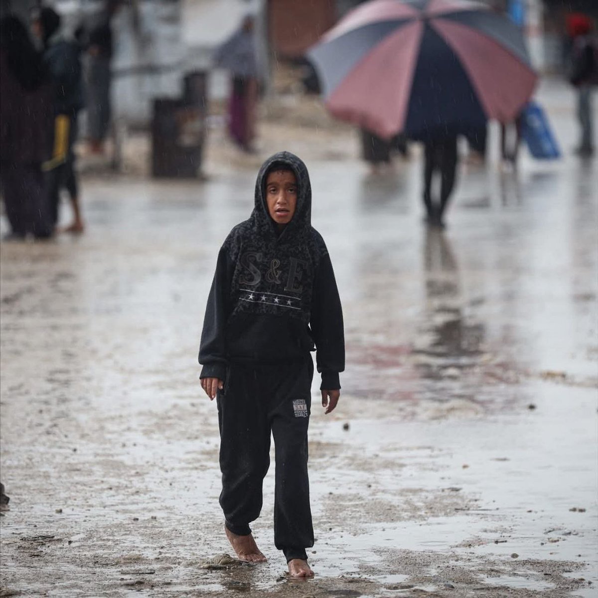 صغار لكن ماحل بهم فاق قدرة الكبار ... 💔