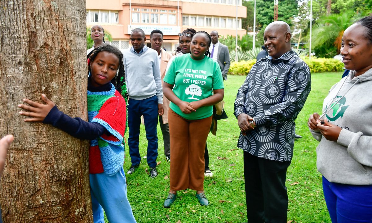 GovernorKahiga's tweet image. Together with Nyeri DG @kinaniriwaroe , we officially kicked off the countdown for the incredible Truphena Muthoni, 22.
She is once again making Nyeri County proud as she attempts to break her own world record: moving from 48 hours of tree-hugging to an ambitious 72 hours.