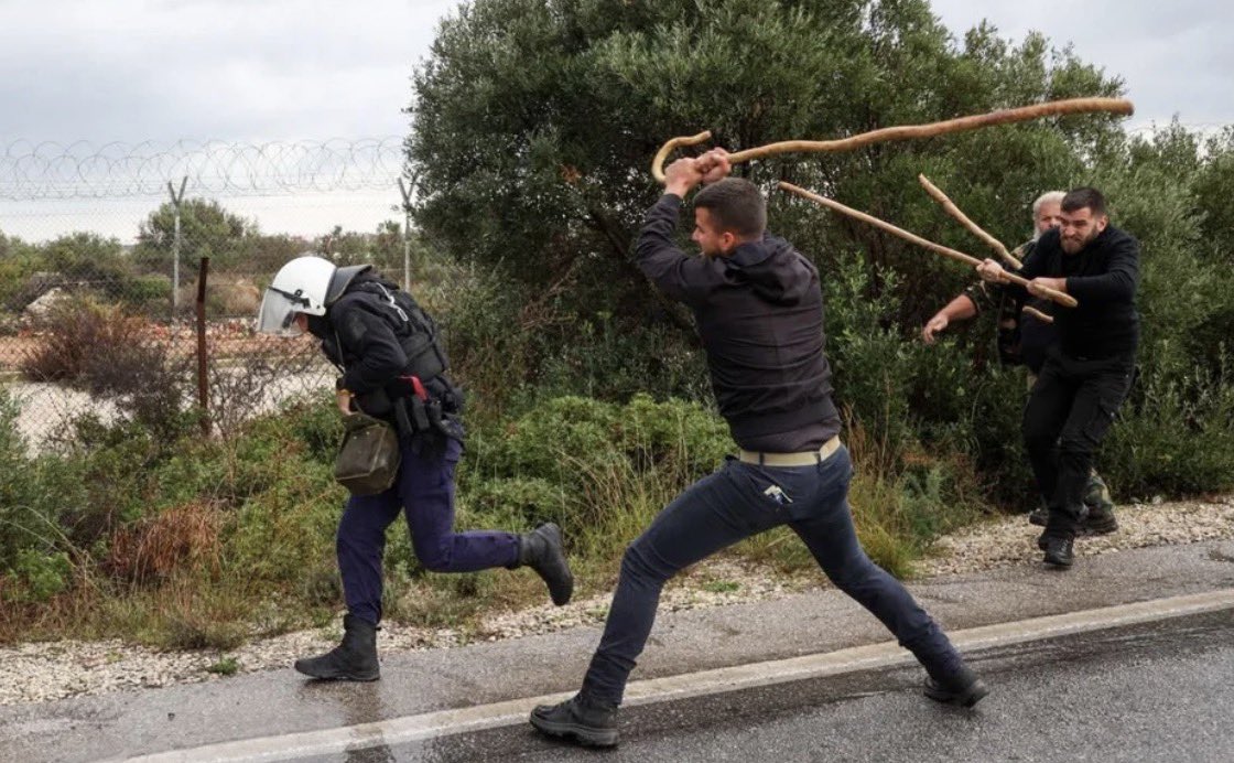 Οι τύποι με τις μαγκούρες που προσπαθούν να δολοφονήσουν εν ψυχρω έναν αστυνομικό δεν είναι αγρότες. Είναι κοινοί εγκληματίες κι έτσι θα πρέπει να αντιμετωπιστούν. Είναι ζήτημα τιμής να βρεθούν και να οδηγηθούν σιδεροδέσμιοι στον εισαγγελέα.-