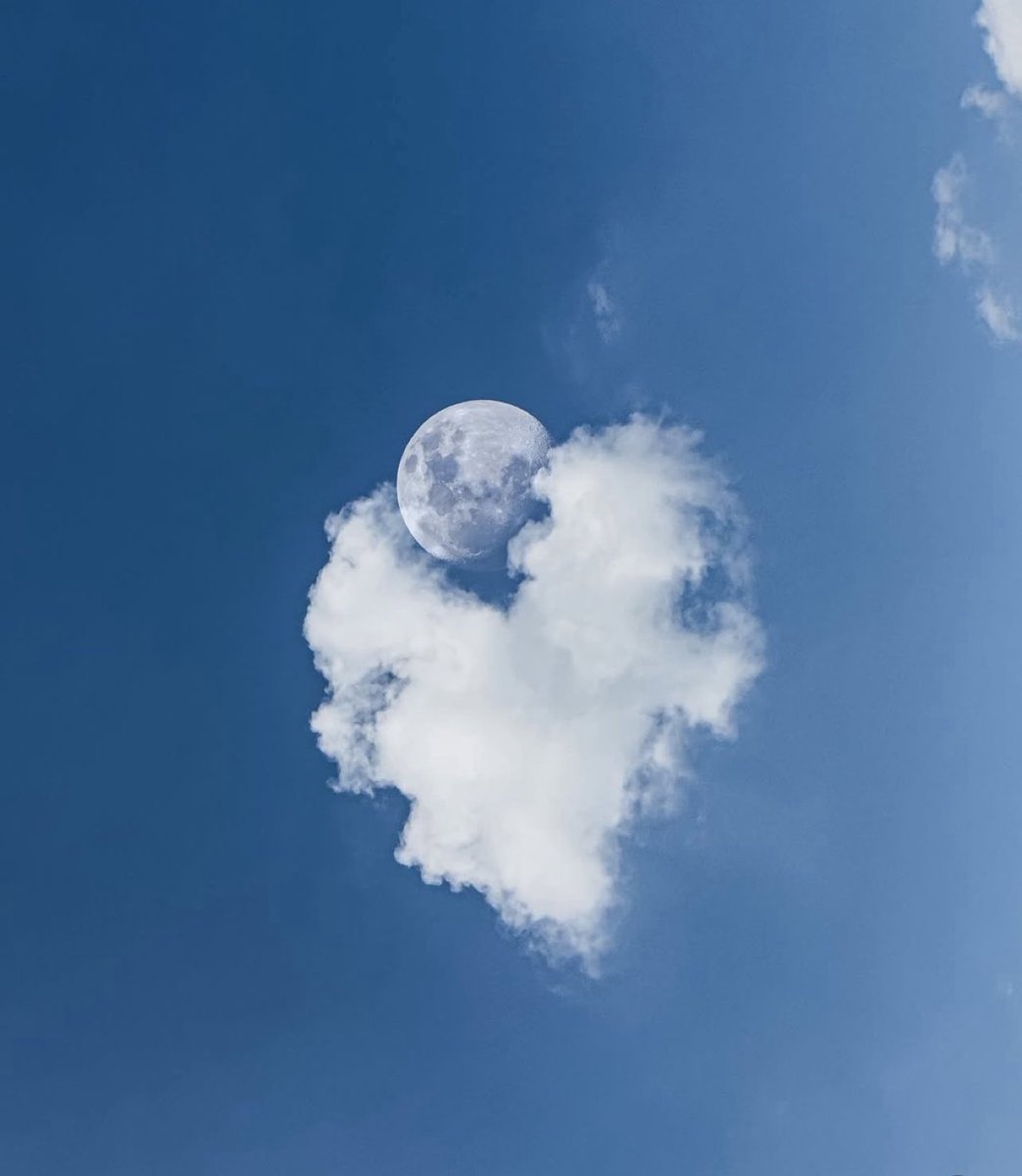 M1ONLOVER's tweet photo. Moon with love https://t.co/SjJAM0vpcl