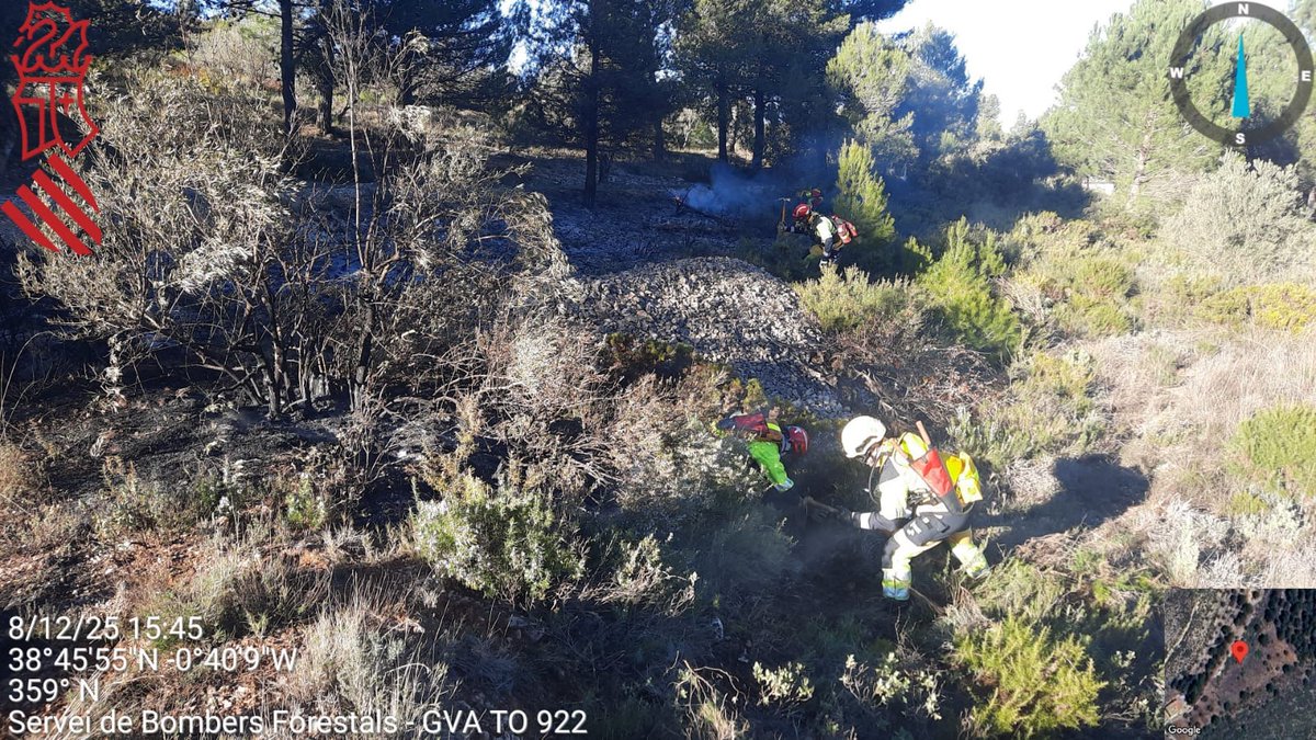 GVAbforestals's tweet image. 🚒Imágenes de las unidades  de #BombersForestalsGVA trabajando en las tareas de extinción del incendio de vegetación de Bocairent durante la tarde de hoy.

🔥El incendio ya está extinguido 

📷Unidad helitransportada de Enguera