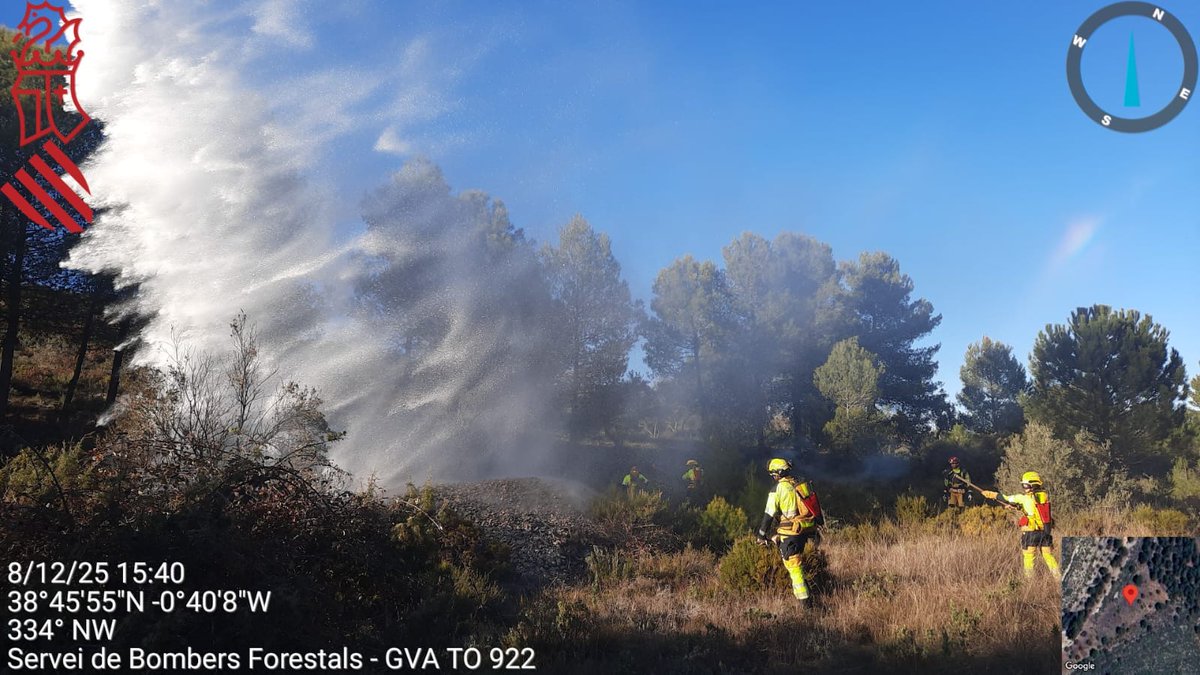 GVAbforestals's tweet image. 🚒Imágenes de las unidades  de #BombersForestalsGVA trabajando en las tareas de extinción del incendio de vegetación de Bocairent durante la tarde de hoy.

🔥El incendio ya está extinguido 

📷Unidad helitransportada de Enguera