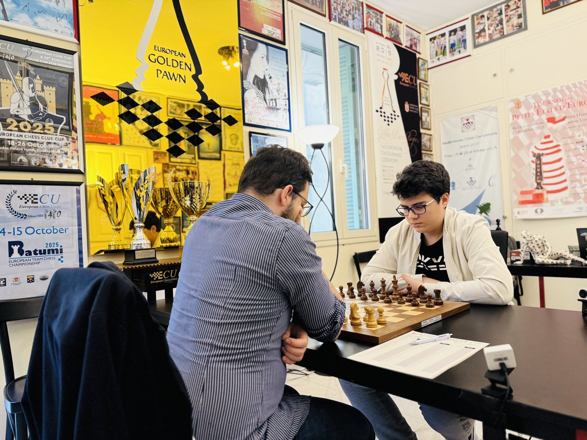 GM Yağız Kaan Erdoğmuş’tan Gurur Veren Başarı 

Monako Satranç Federasyonu organizasyonuyla Monte Carlo’da düzenlenen ve satranç dünyasının büyük ilgiyle takip ettiği “Nesillerin Çatışması” serisinde Büyükustamız Yağız Kaan Erdoğmuş, 2021 Dünya Yıldırım Şampiyonu Fransız GM