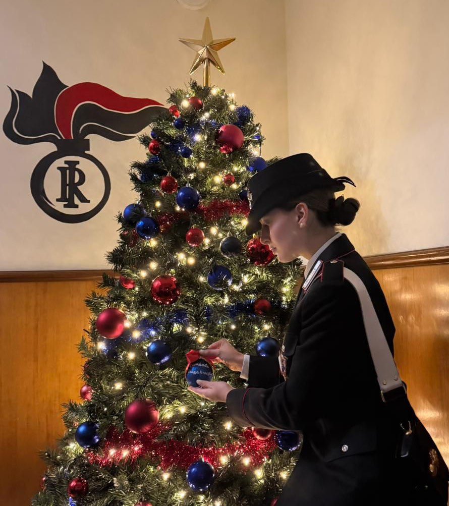 Inizia la magia del Natale! Auguri dall'Arma dei #Carabinieri per un periodo festivo e sereno per tutti 
#PossiamoAiutarvi #Difesa #ForzeArmate #8dicembre