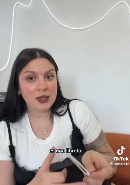 PablaLunar's tweet image. Cancer
una libreta de 10 paginas abrochada con una abrochadora