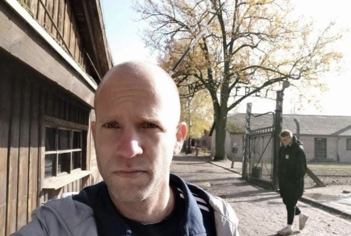 אני מרצה על השואה,ידעתם?
על הפרוייקטים המוזיקליים שהייתי שותף בהם, על גטו בנדין,על איך נזכור את השואה אחרי הניצולים.
אני עושה סיורים בעקבות קהילות בבית העלמין בבת ים ומלווה צוותי הוראה. אני בגפ״ן ואני מצחיק ומרגש 
חברות,בתי ספר,עיריות קיבוצים מושבים הייטקס
יאללה 0546734546