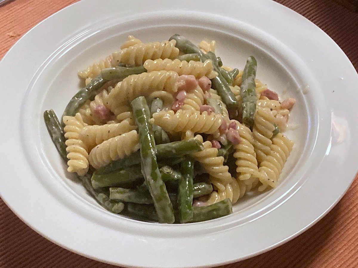 Kieler Küche für Eilige. Pasta mit Bohnen, ausgelassenem Speck an Weissweinsauce mit Salbei. #FoodPorn #ResteEsssen