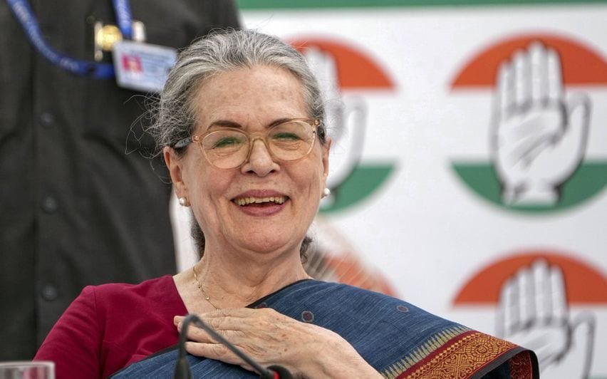 हक़ की ये राह कठिन सही, पर हौंसलों के संग चलेंगे,
सोनिया गांधी जी—त्याग की मिसाल—जन्मदिन पर शुभ बोल कहेंगे।