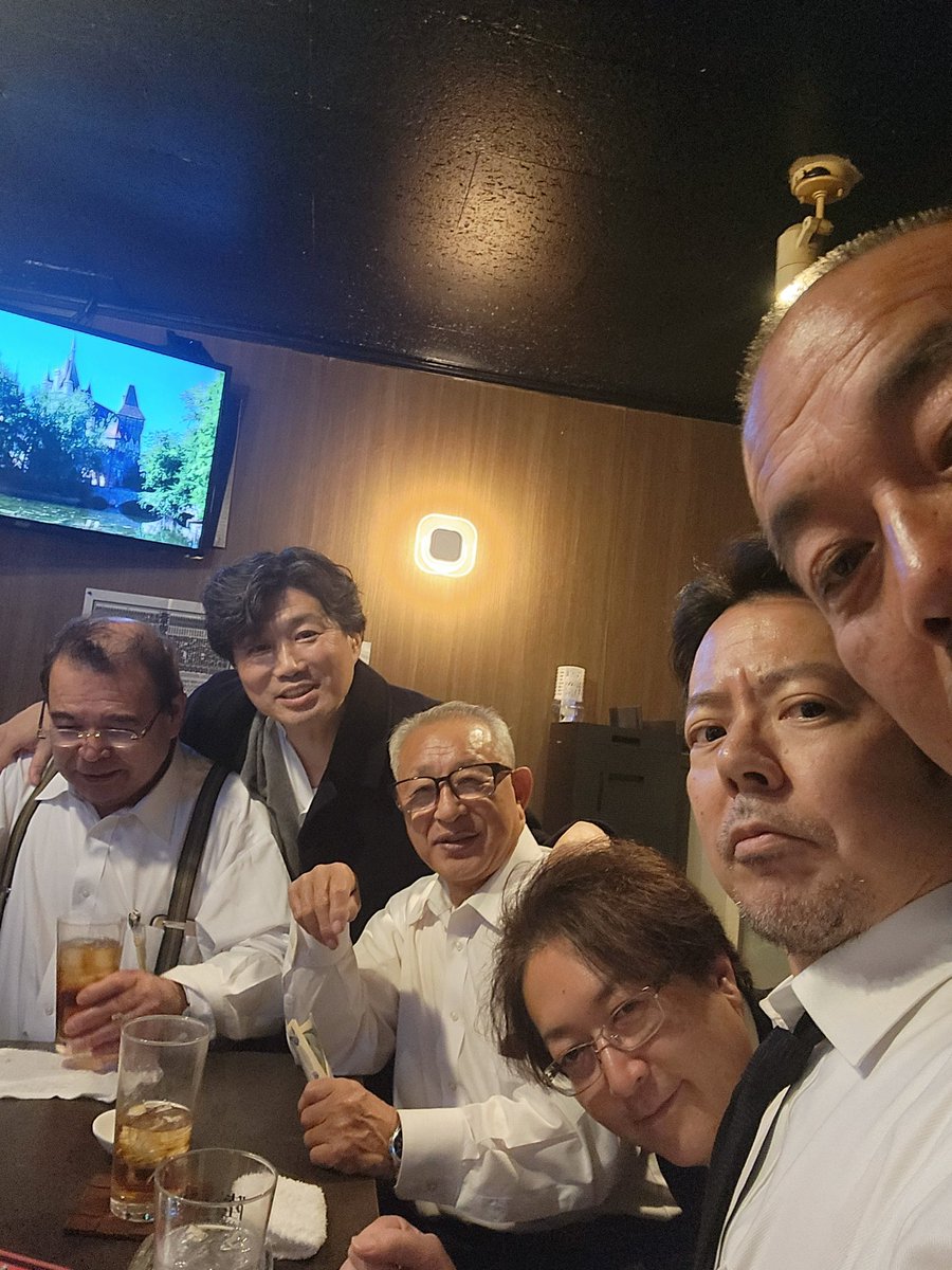 RYO75837300's tweet photo. 地元の先輩の葬式でした。2週間前に飲んでたのに未だにドッキリなんじゃないかと信じられません。最後に一緒に飲めたのが良かった。大切な人と久しぶりに会おうってなったら「遠い」とか「忙しい」とかじゃなくて絶対に会っておいた方がいい。
最高にカッコいい先輩でした。ありがとうございました！ https://t.co/YfreMWONM8