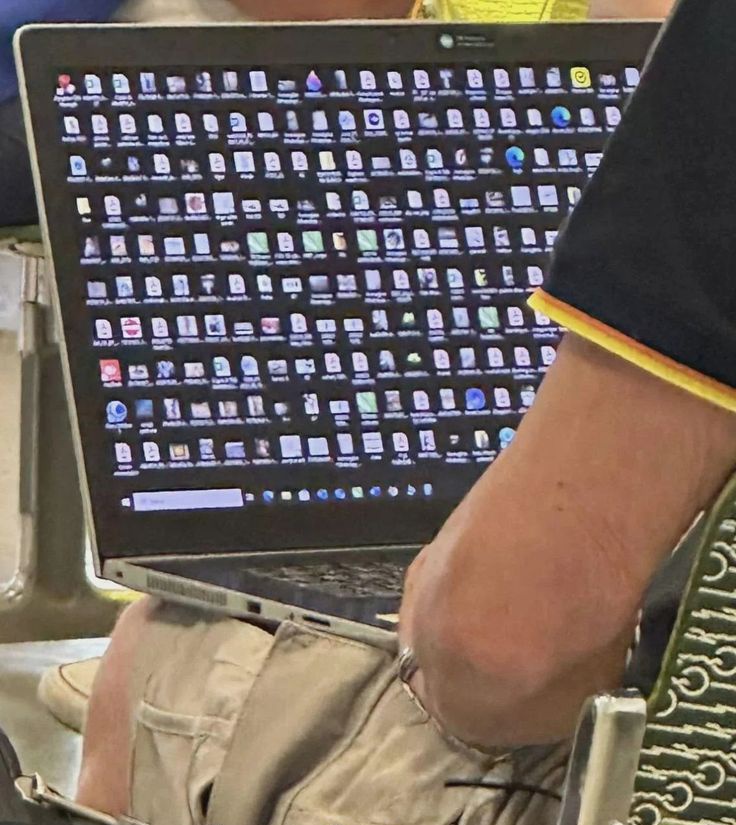 CodeEdison's tweet image. Am I the only one that keeps his desktop like this or we all do this 😭?