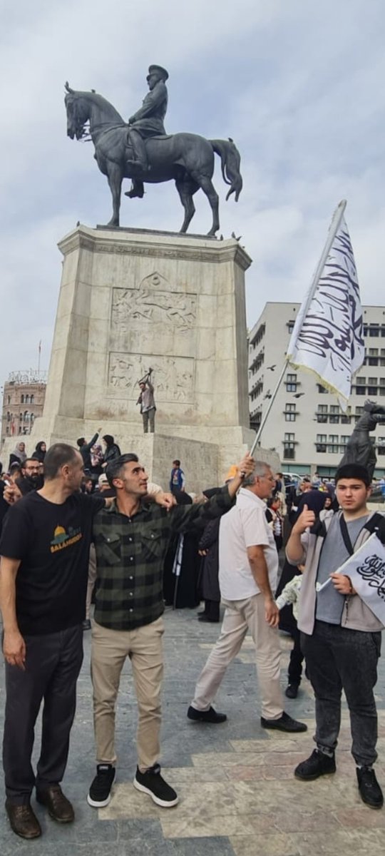 #KelimeiTevhidBayrağı ne bir ırkı, ne de bir dili! Bu bayrak her kim ben Müslümanım diyorsa onu temsil eder. Bu bayrağın dalgalandığı her toprak müslümanların vatanıdır.☝🏼