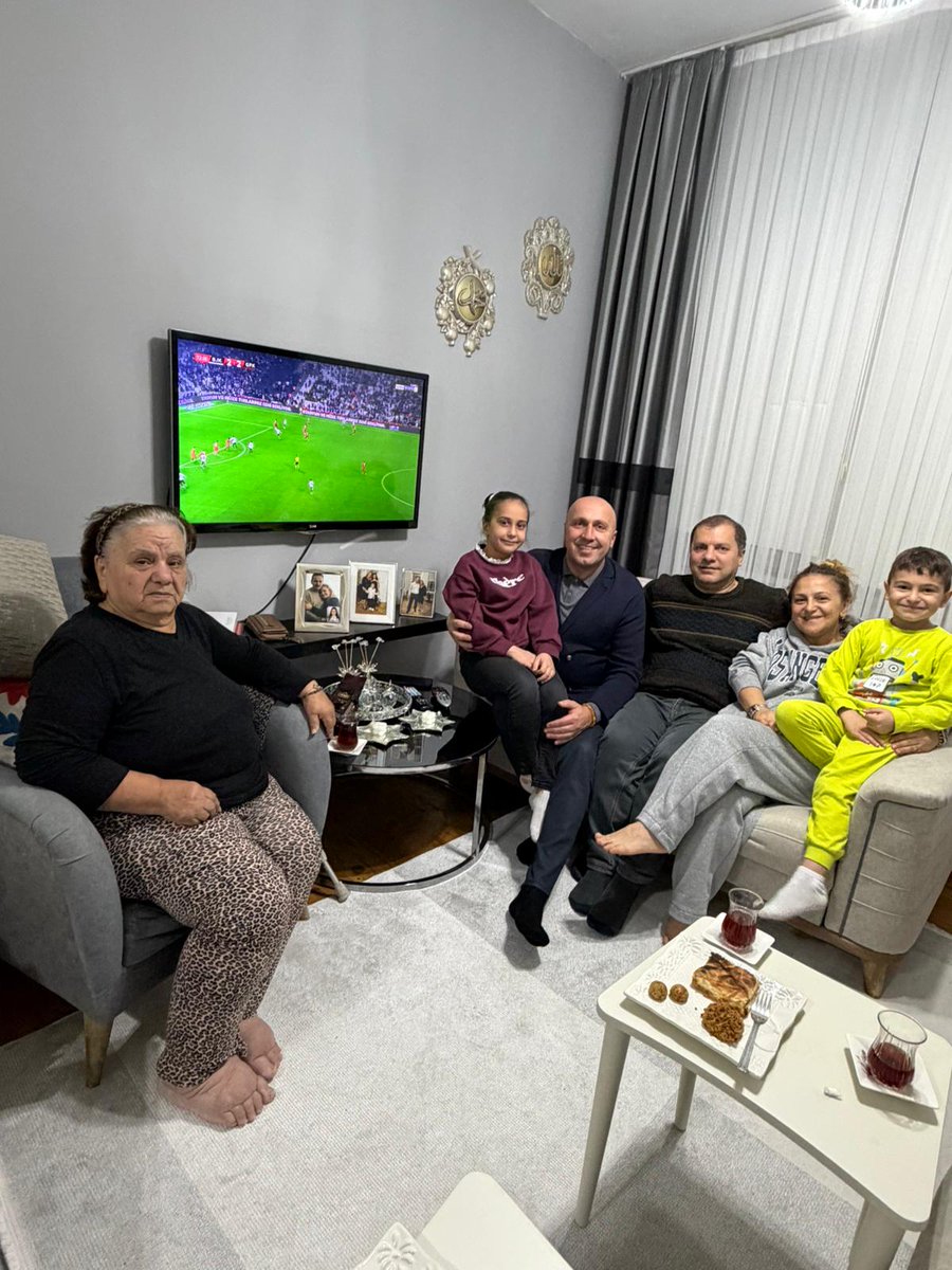 Genel Başkanımız Sayın Devlet Bahçeli Beyin Talimatları ile “#HayırlıGünlerKomşum” ve “#DerdinDerdimizdir” Ziyaretleri Kapsamında, Fatih/Zeyrek Mahallemizde ki Albayrak Ailesini; 

 Bld. Meclis Üyemiz Sn. <a href="/kavak_mehmet/">Mehmet Kavak</a> Ziyaret Etmiştir. 

Değerli Ailemize Misafirperverlikleri