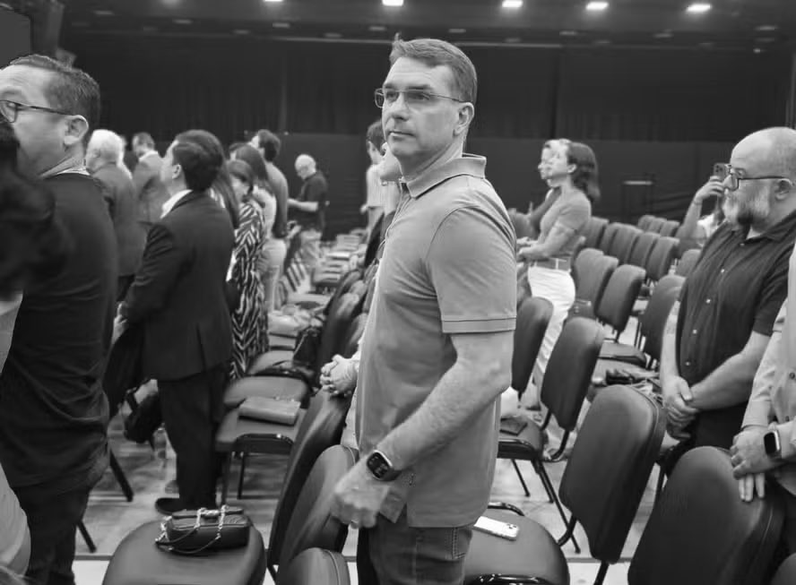 🚨VEXAME! Flávio Bolsonaro organizou uma reunião HOJE com os líderes da direita “centrão” e NÃO FOI NINGUÉM. 

- Os presidentes do PP, União Brasil e Republicanos simplesmente REJEITARAM o convites! 

QUE DECADÊNCIA MEU DEUS. 😂😱🤦‍♂️