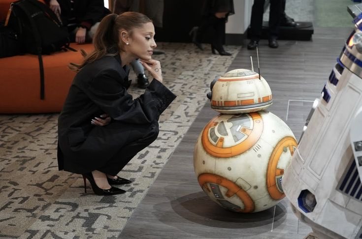 i_am_susie's tweet image. what are ariana and bb-8 talking about here?