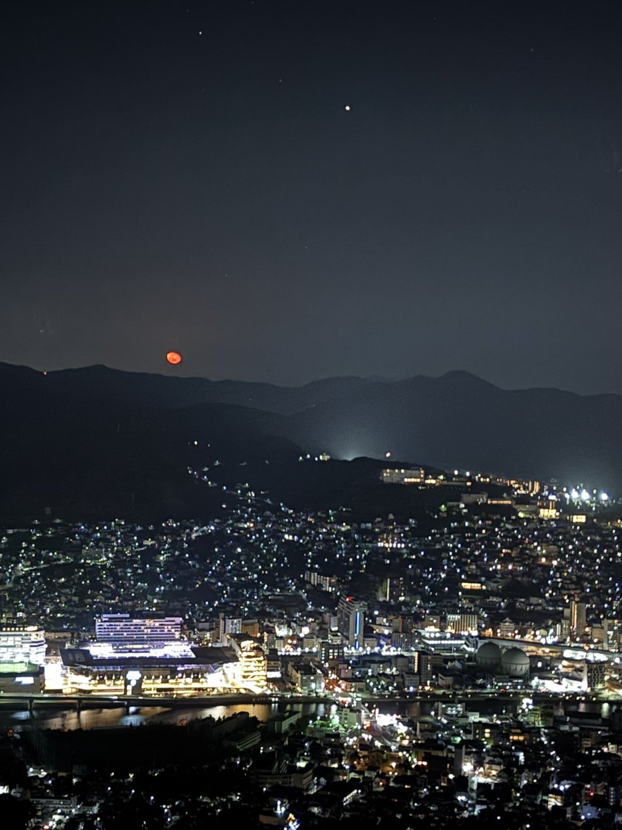 長崎駅周辺視察研修にて。
長崎の夜景、赤い月、木星。