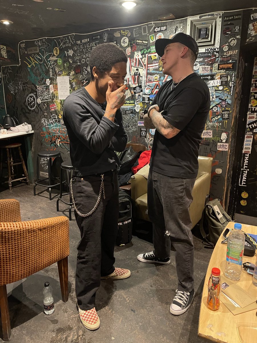 It’s been 3 years since I’ve seen my homie <a href="/KennyHoopla/">raisedbywolves.</a> - let’s go LDN 🇬🇧👊🏽🖤