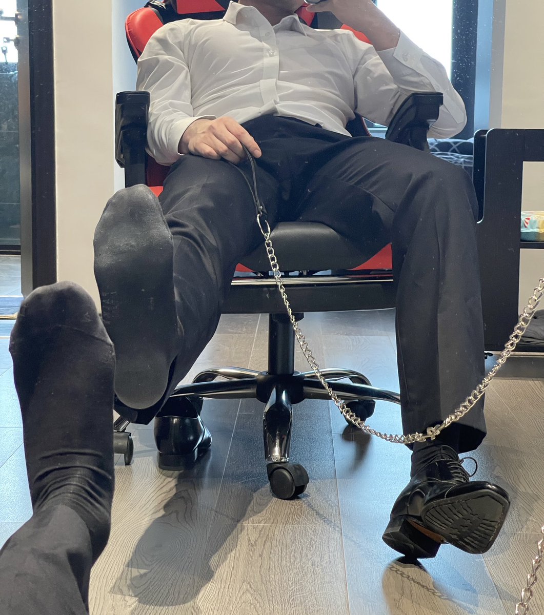 SZionbaba's tweet image. 最喜欢盯着你爹的袜底 跪着高潮对吗