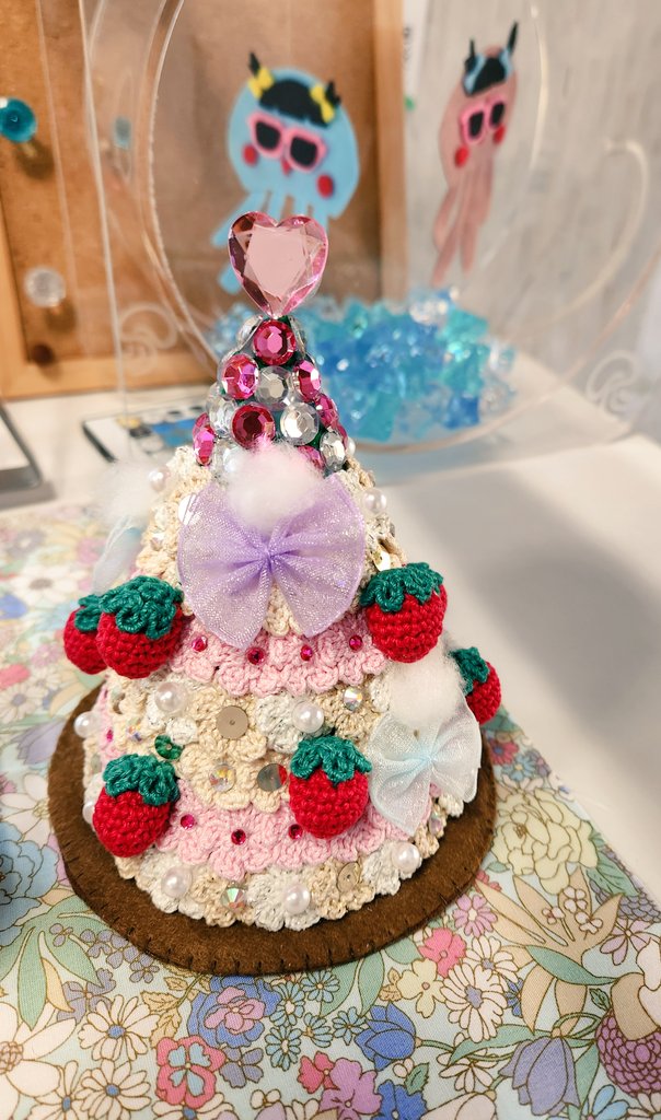 anonjinko's tweet photo. 昨日、デコ担当チャンネル氏の作業終了して新しいツリー完成！
今はミニリース作ってます
#ハンドメイド #かぎ針編み https://t.co/nqJhKQaeMt