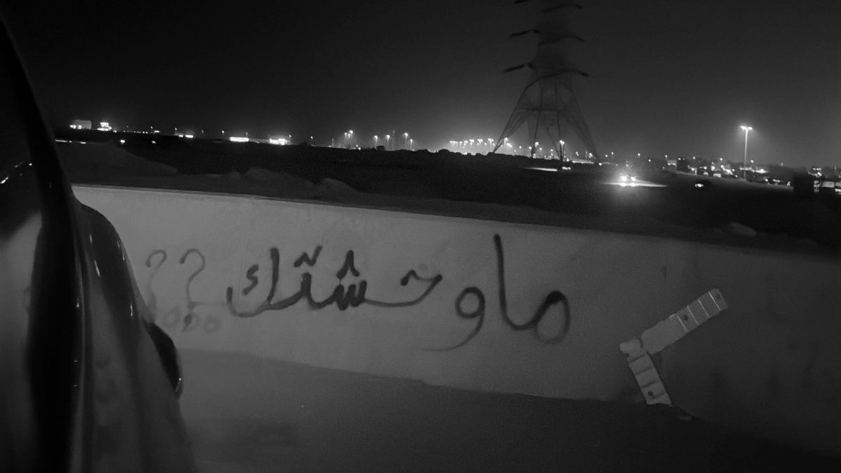 في وصف مشاهد الفراق الإجبارية 
يقول راكان بن ملهي :

"والله إن أقسى من البعد وأوقات الوداع
لحظةٍ يمشي بها الشخص وعيونه وراه "
