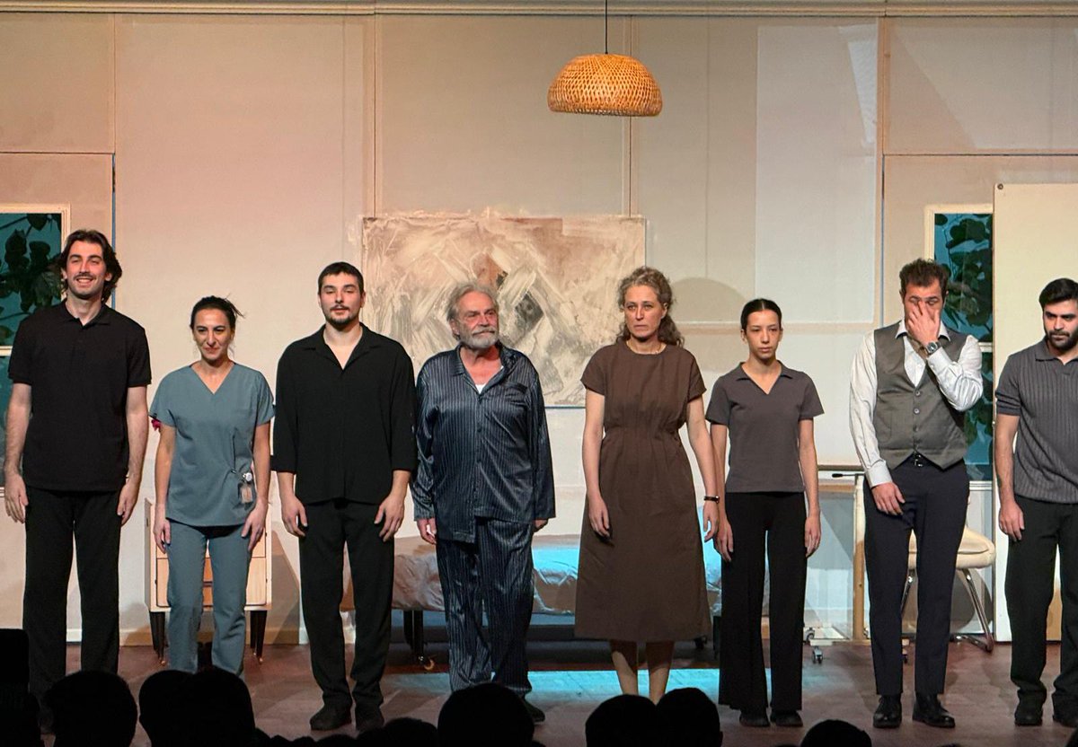 Haluk Bilginer’in ilk kez canlı bir oyununu izleme şansım oldu ve gerçekten efsane bir oyuncu.. Neredeyse bütün salon oyun sonu hüngür hüngür ağladı 🥲 #BABA