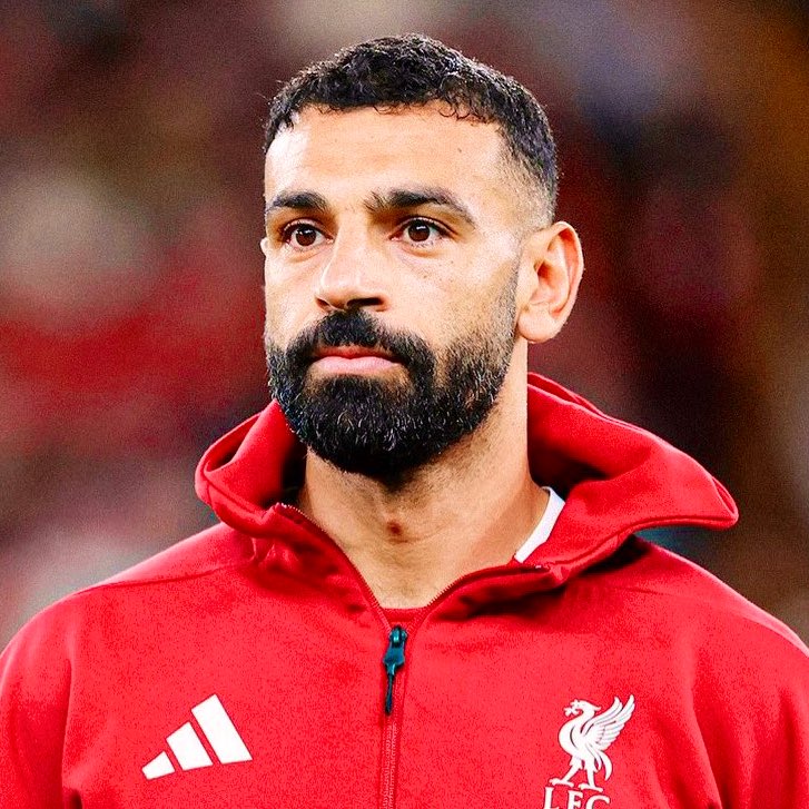 BundesInsider's tweet photo. ⚠️ ATENÇÃO!

LIVERPOOL DECIDIU VENDER MOHAMED SALAH NA JANELA DE INVERNO! 💣🚨

A direção do Liverpool teria definido que o ponta-direita egípcio de 33 anos será negociado em janeiro, mesmo após briefing interno nesta manhã sinalizar intenção de mantê-lo apenas para acalmar o ambiente.

Fontes afirmam que a cúpula (diretoria e executivos) do Liverpool passou por cima do restante do staff — incluindo o técnico Arne Slot, que teria tido pouca influência na decisão.

A venda só deve acontecer se a avaliação financeira do Liverpool for atendida para, assim, acionar imediatamente a cláusula de rescisão de Antoine Semenyo, do Bournemouth, como substituto.

Salah teria ficado irritado após seu agente descobrir um suposto plano interno para negociá-lo com a Arábia Saudita, mas segue aberto a diferentes destinos, incluindo Bayern de Munique, Barcelona e Real Madrid — sendo a proposta saudita a mais tentadora financeiramente.

🗞️ @indykaila (🌗)