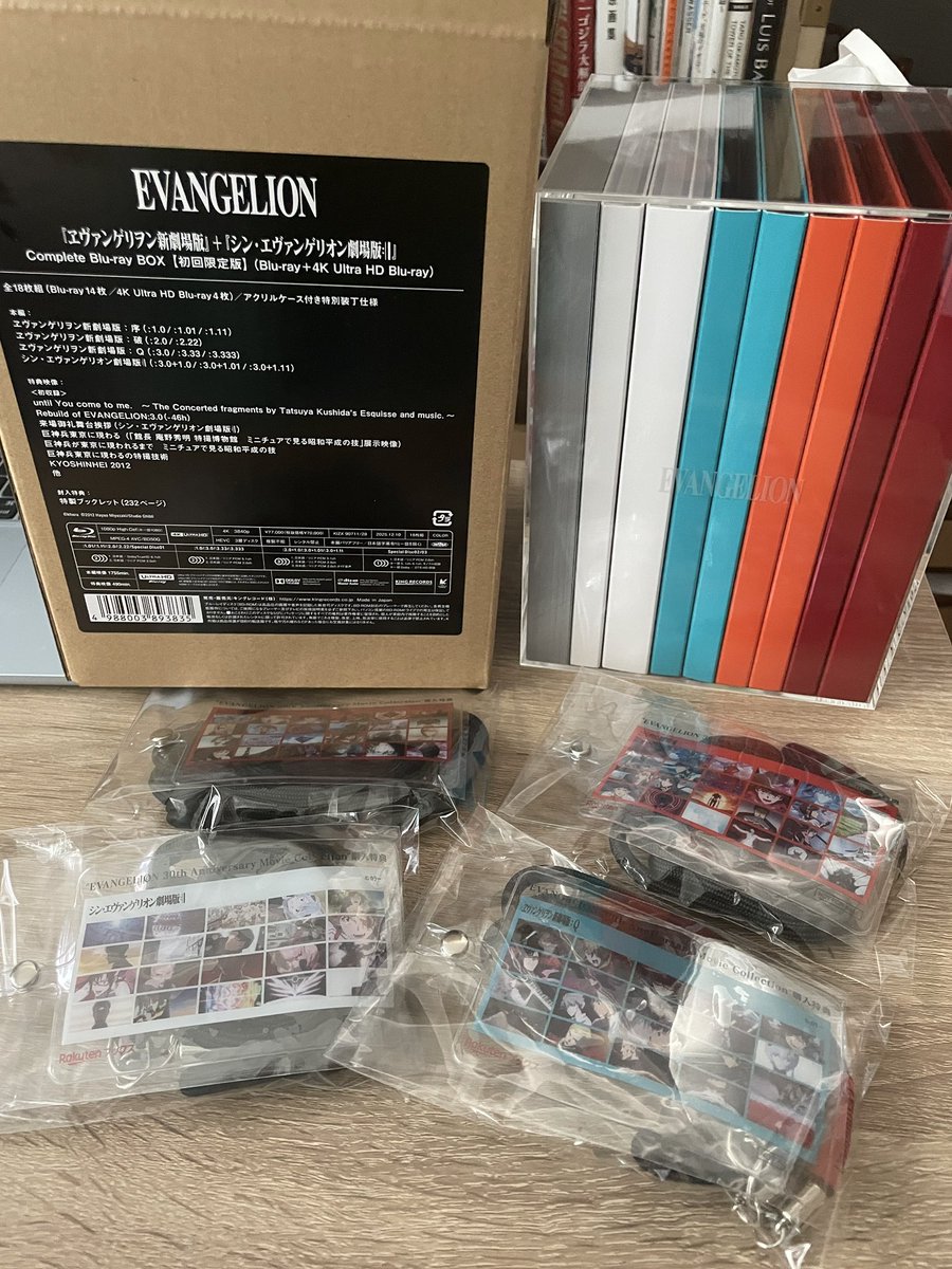 今チャイム鳴って、出たらエヴァ襲来✨ ブックレット楽しみなんだけど