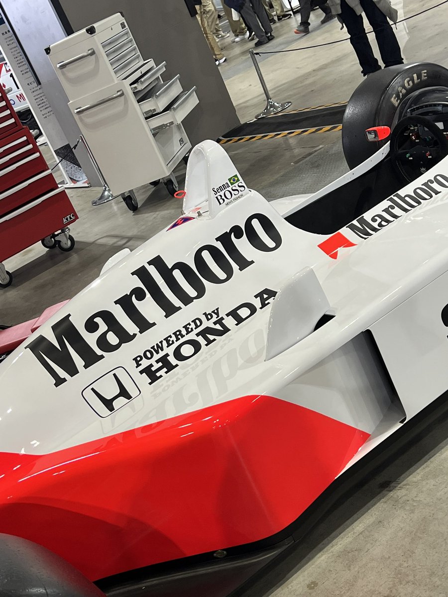 鈴音は“東京モビリティショー“の会場で、アイルトンセナが乗っていたF1