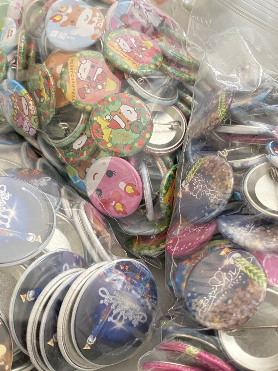 会場で人気のガチャガチャ 缶バッジ（小）なら2個、缶バッジ（大）なら