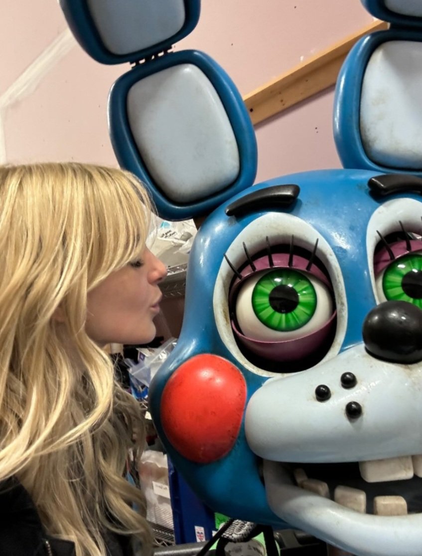 reksqvzi's tweet image. she really wasn't lying when she said she was everywhere on set