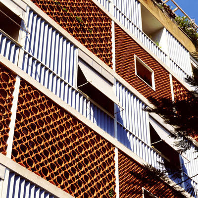 alejandrocsome's tweet photo. No hace falta irse muy lejos para ver como sistemas materiales bioclimaticos son aplicados de esta forma, haciéndolos temas centrales de todo un movimiento arquitectónico. Es el caso del COBOGO y la "Escuela Carioca" en Rio de Janeiro.

Parque Guinle, de Lucio Costa. https://t.co/gnZ438a5Jj
