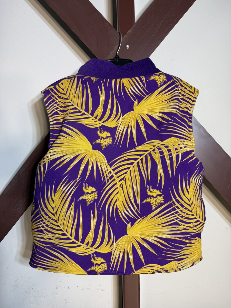ARIESARCHIVE1's tweet image. Purple Palms VIKINGS vest are you kidding me!?? One of a kind available now! Women’s Large #skol #MinnesotaVikings #oneofakind
