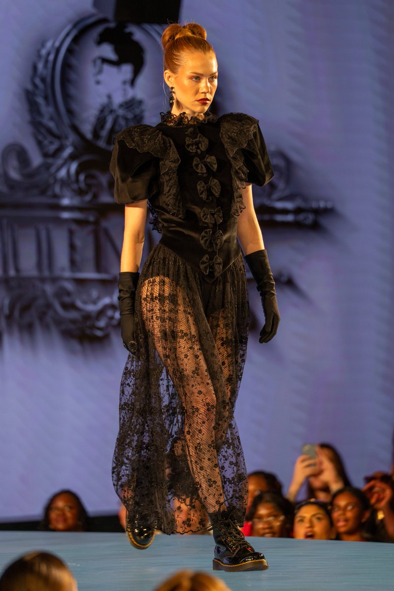 ModellaProject's tweet image. More “BAROQUE PUNK MAXIMALISM”.  

Model Unknown (contact us to be credited)  

Full Portfolio - themodellaproject.myportfolio.com/nyfw-spring-... 
Sony A7R5 / Tamron 70-180  132mm – 1/400 – f2.8 – ISO 400  Image 138E-27  

#sonyhall #runway7fashion #nyfw #sonya7r5 #sonyalpha #tamron #gothstyle #punk