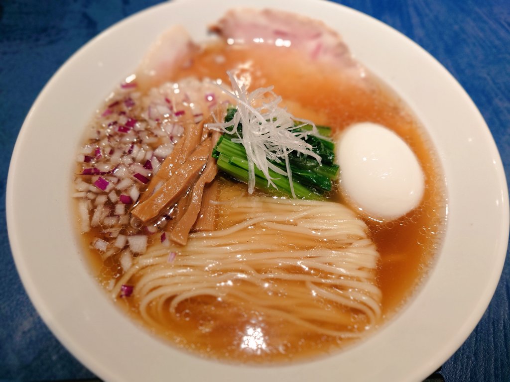 Ramen金碧@亀有
醤油ラーメン シグネチャー🍜
塩と醤油の中間スープは白醤油を使用。まろやかな味わいながら、目が覚める旨味。醤油のほうがムール貝をより感じる
菅野製麺の麺は塩と同じだがスープの染み具合が絶妙で麺の旨さを引き上げる😋
塩もよかったが醤油が断然好み👍️次は和え玉+
#ramen_cp