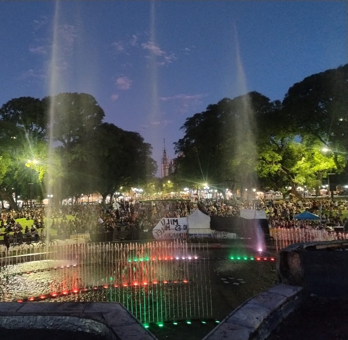 Mientras miles continúan marchando por las rutas hacia la Ciudad de Mendoza. La #juventud ya está llenando la Plaza Independencia en la DESVELADA POR EL AGUA 💧 #NoASanJorge
La fuerza del pueblo trabajador y la juventud se une en las calles porque: #ElAguaDeMendozaNoSeNegocia