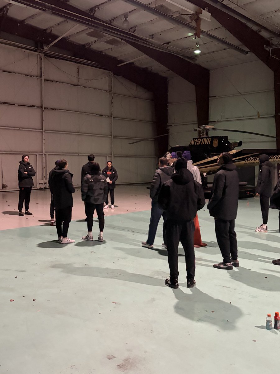 En route to NYC with <a href="/ClemsonMBB/">Clemson Basketball</a> for the Jimmy V Classic at Madison Square Garden. 

Ground clearance delayed the landing into New York … so had to reroute to Easton, MD to refuel.

Coach Brownell: “Let’s go, walk thru … IN THE HANGAR.” 💪 🏀  #ClemsonGrit