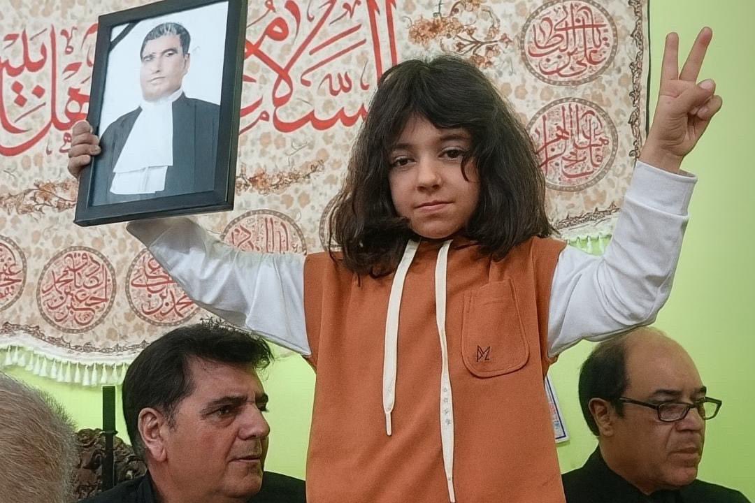 شما با دستان همین کودکان سقوط خواهید کرد..
.
#خسرو_علیکردی