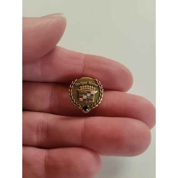 לא רק שאנשים לא מבינים מה הבעיה בסיכה הדוחה של בן גביר, יש כבר בקשות להזמין אותה.
נראה שבקרוב אנשים יסתובבו ברחוב עם סיכה של חבל תליה, כאמירה ערכית וכאקטיביזם לאומי. 

אכן, תקופה של נס 😔

אני מנחש מה תהיה הסיכה הבאה בסדרה המעוותת הזו