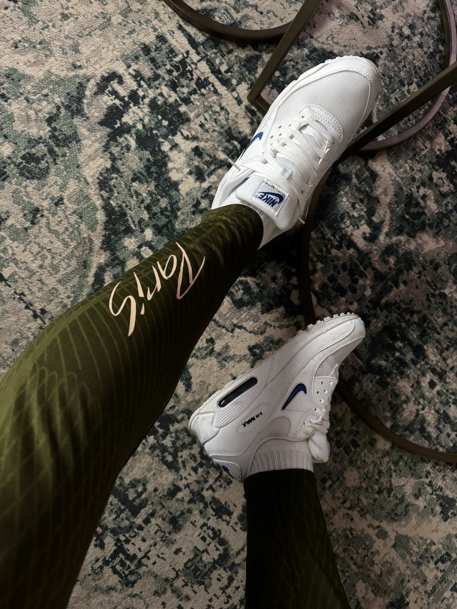 You know what to do! 😏😈

#gaysneakerfetish #switchkinkster #kinkster #sneakerfetish #whitesocks #lickmysneakers #lickmysolesclean #sneakermaster #gayslave #gaymaster #kissmyairs #sneakerplay