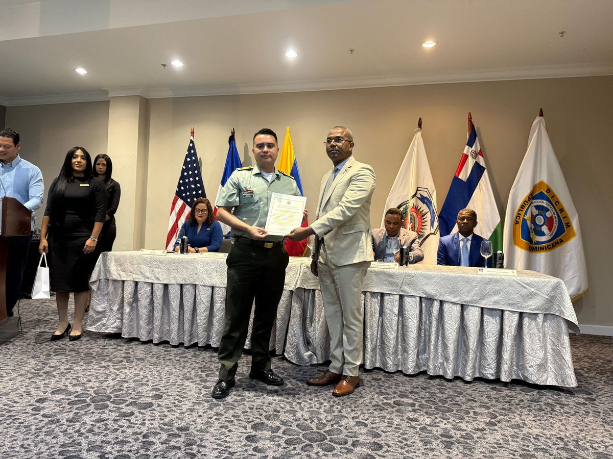 La Dirección de Educación Policial, a través de la Sede Multicampus Escuela de Investigación Criminal, llevó a cabo la clausura del Curso Investigativo Contra las Finanzas Criminales en Santo Domingo, República Dominicana, con una intensidad de 300 horas académicas. Este proceso