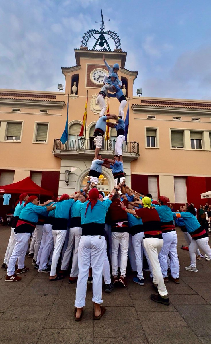 🔵 La temporada #castellera 2025 ha arribat al seu final, i amb ella tanquem un cicle intens i emocionant. Ha estat marcada per 3 fites que ens omplen d'orgull: recuperar, després d'anys, el 2d6, el 5d6 i el pd4 caminant. 💪🏼 

➡️ castellersdesantacoloma.cat/2025/12/08/fi-…