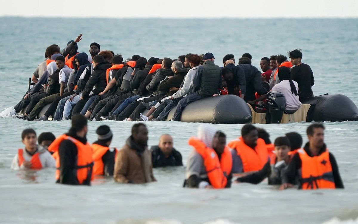 LeeHarris's tweet image. I repeat: They are NOT asylum seekers.
They are *illegal* economic migrants.

Declare a national emergency.
Put the navy in the Channel.
Ignore then leave the ECHR
Close all the hotels.
Stop all benefits.
Detain and deport.

ENOUGH IS ENOUGH!