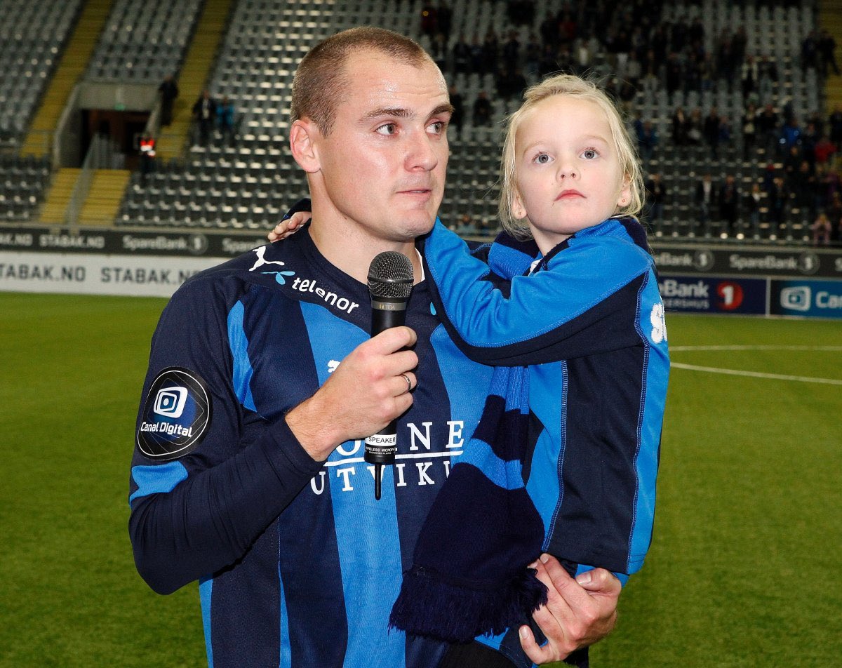 kikkertsvingen's tweet image. Luke 8 - Tom Stenvoll

14 sesonger, 265 kamper, 20 mål og 8 assist. Tom Stenvoll (Tom Stenvoll), Tom Stenvoll (Tom Stenvoll), Tom Stenvoll (Tom Stenvoll), Tom Stenvoll (Tom Stenvoll), Tom Stenvoll (Tom Stenvoll), Tom Stenvoll (Tom Stenvoll)