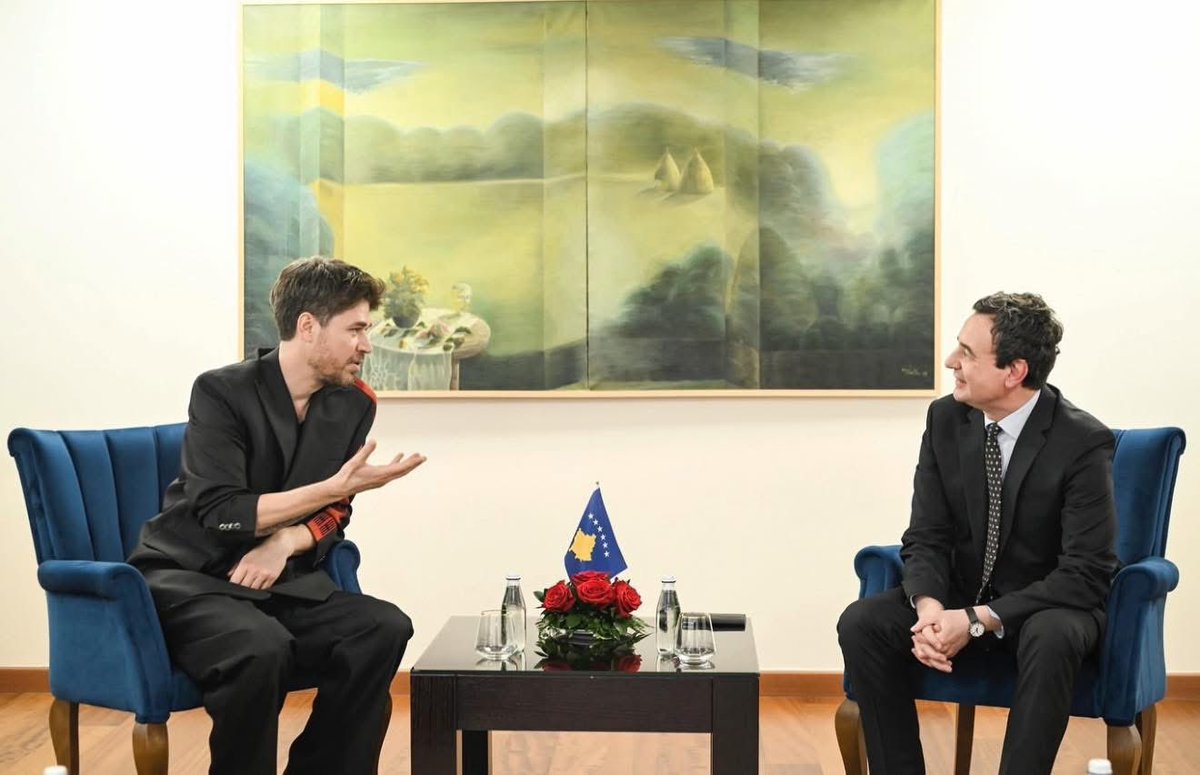 Alban Skenderaj drejtuar Kurtit:

- A je normal ti si buzëqesh 🎶…