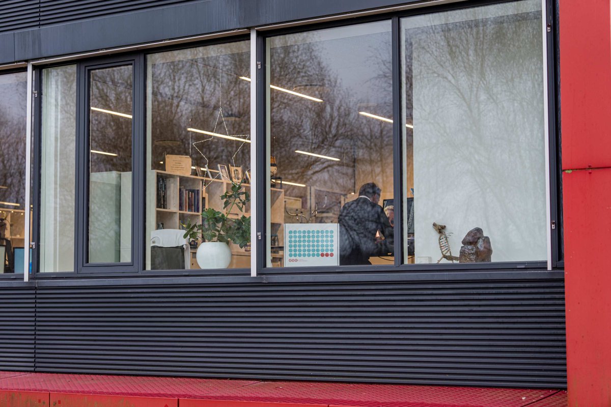 EASydVest's tweet photo. Hvad er det mon, der står bag rektors ryg?
I morgen løfter vi lidt af sløret.

Vi har arbejdet på noget, der betyder meget for os som organisation – og snart kan vi dele mere.

Mere følger i morgen. ✨ https://t.co/T3yeXBlqOj