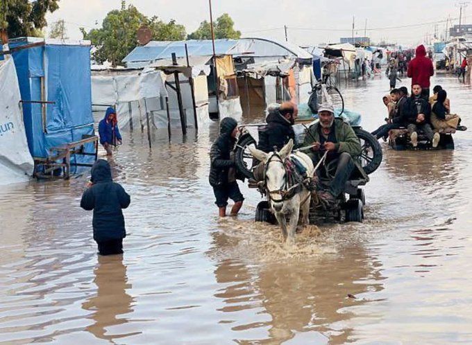 يا اصحاب الترندات غـزة الآن تغـــرق
ألا تستحق ان تتحدثوا عنها الآن!