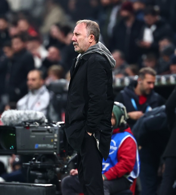 Sergen Yalçın: "Masaya yumruğumuzu vuracağımız zaman gelirse vururuz. Şu an öyle bir pozisyonda değiliz. Biraz zaman lazım her şey için. Önümüzde transfer dönemleri var. Serkan Reçber ile ciddi bir plan yapıyoruz. Zaman içerisinde göreceksiniz. Her şeyin farkındayız. Nasıl