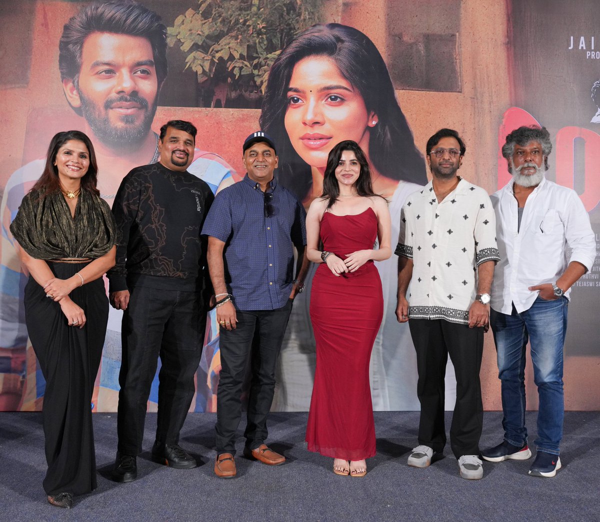 जो बदलते महबूब हों,
उनके दिल में क्या रखा है…

मेरा तो दिल बस एक ही जगह अटका है,
जहाँ तुम हो—और वहीं से लौटना भी नहीं चाहता… ❤️✨

दूसरे कितने ही दिल बदल लें,
मैं तो एक तुम्हारी धड़कन पर उम्र भर सज़दा करूँगा… 💖🔥