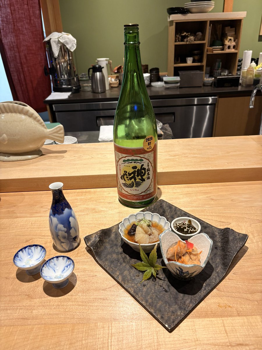 🇨🇦先週、リッチモンドの Syu Japanese Cuisine &amp; Sushi Barにて、「新亀 純米 華吹雪」を 伝統的な熱燗 で楽しむ特別企画を開催しました。

シェフ特製の 3種類の肴 と合わせて提供し、お客様には“熱燗ならではの深い味わい” ・ “純米酒や熱燗の魅力”
