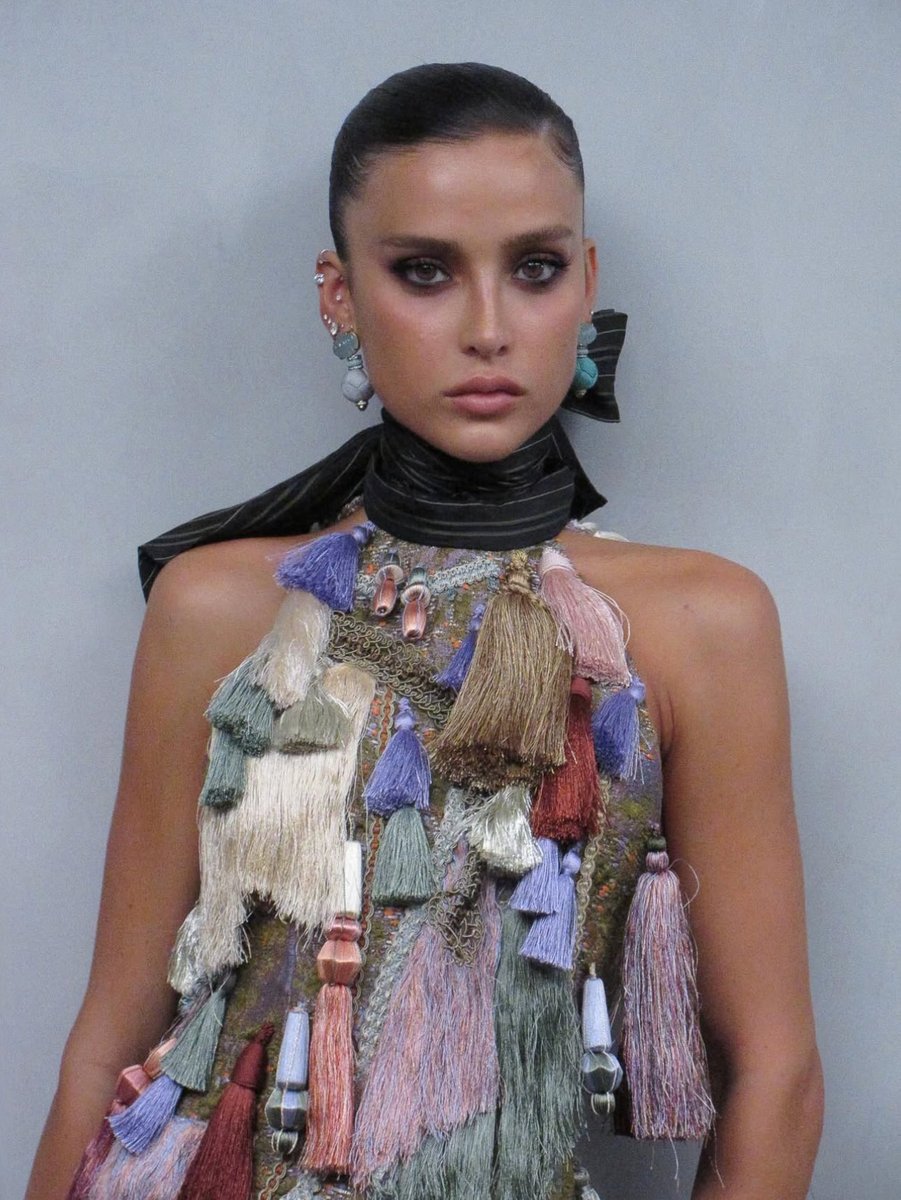 Livia Nunes Marques in Dries Van Noten FW25! What a show stopping dress! 🖤🔥

Styled by Pedro Sales!