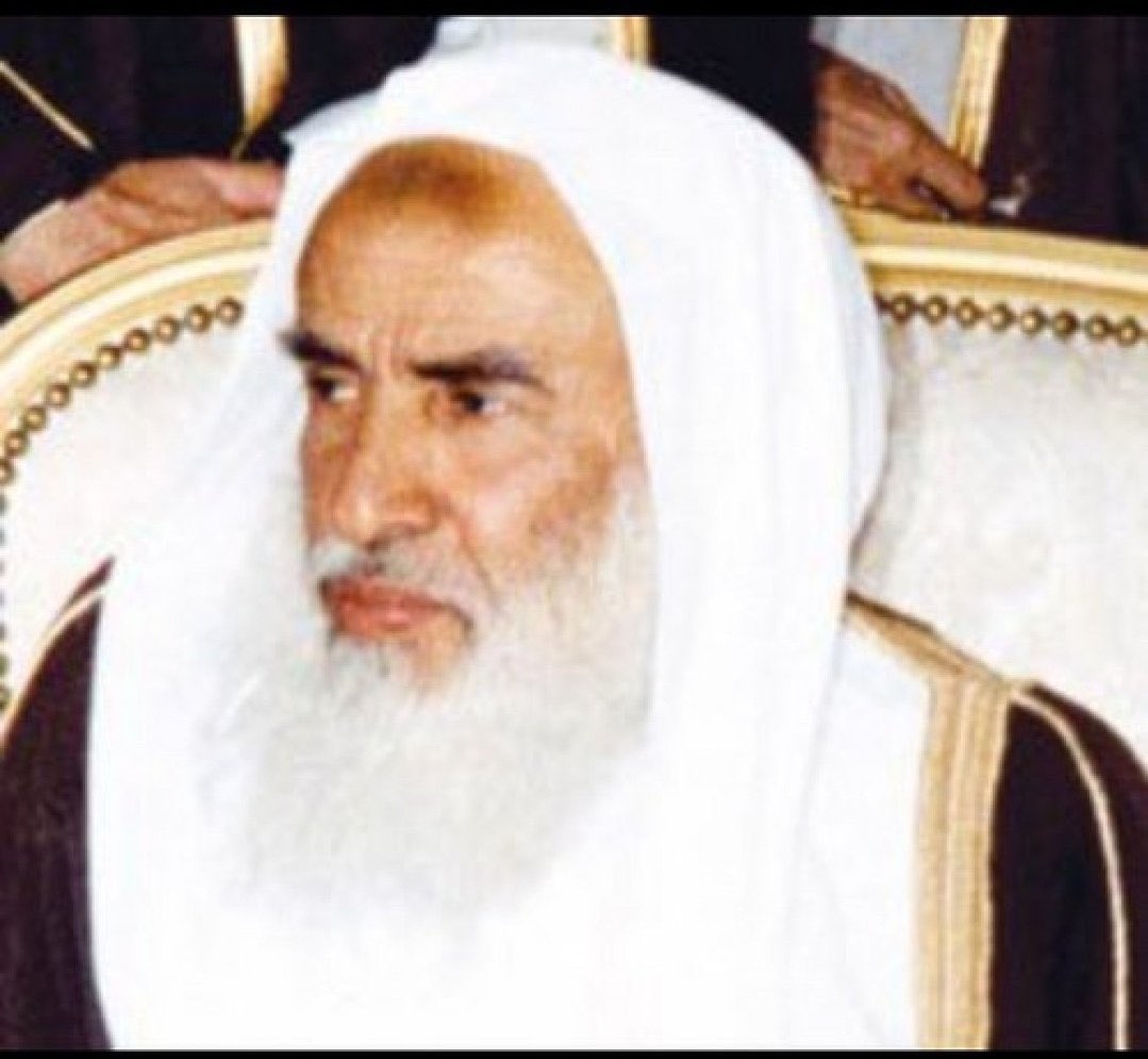 يقول سماحة العلامة محمد بن صالح ابن عثيمين رحمه الله:
إذا كانت نساء النبي ﷺ مأمورات بـ #الحجاب وهنّ أشدّ النساء عفة وأبعدهنّ عن الفتنة ، فغيرُهنّ من باب أولى.!